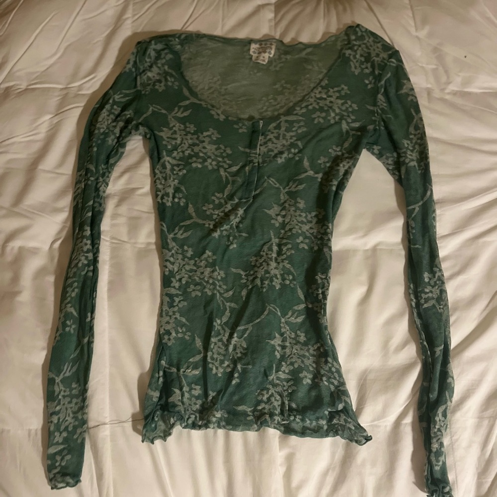 Cute sheer green top !! 🌿
